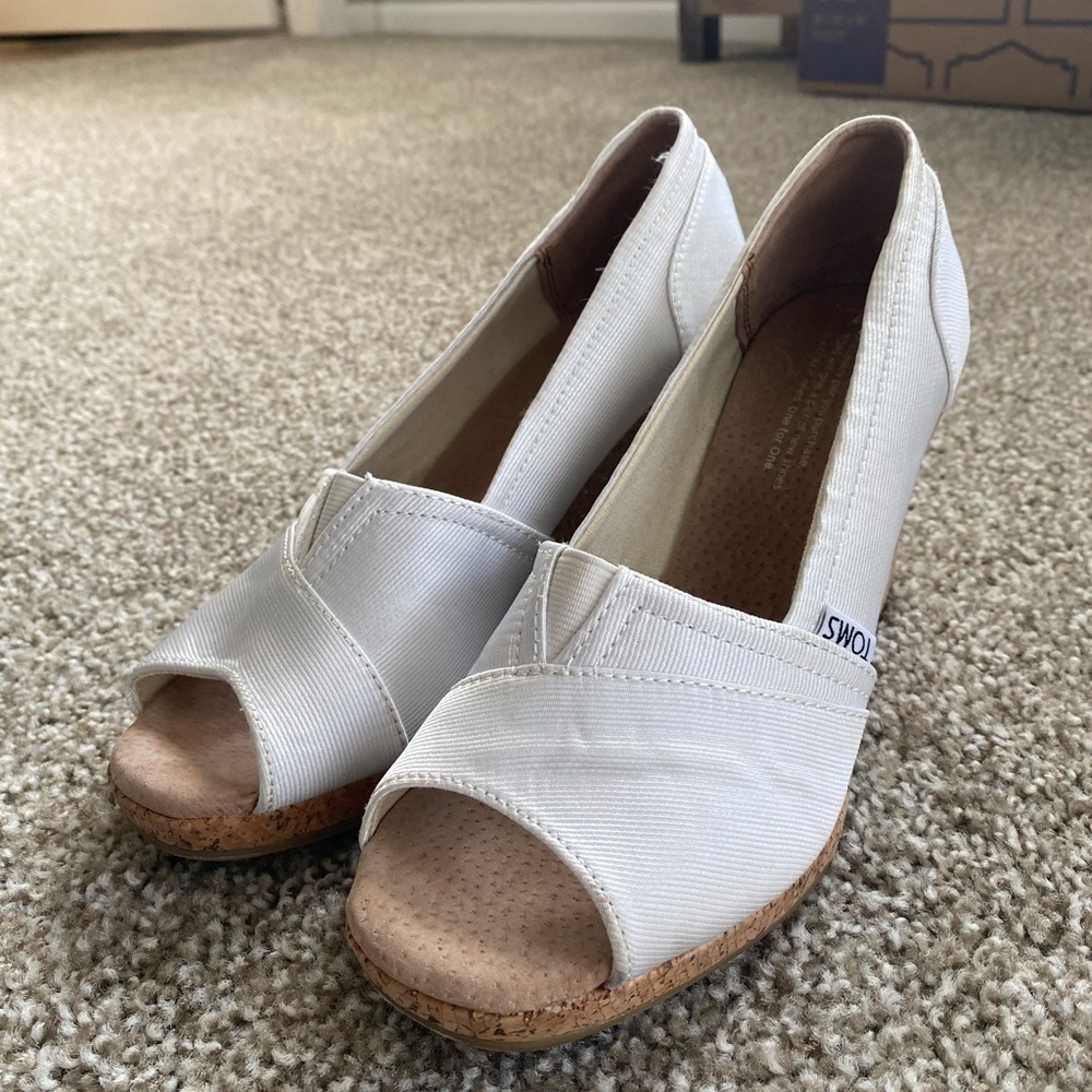Tom’s White Espadrille Wedge